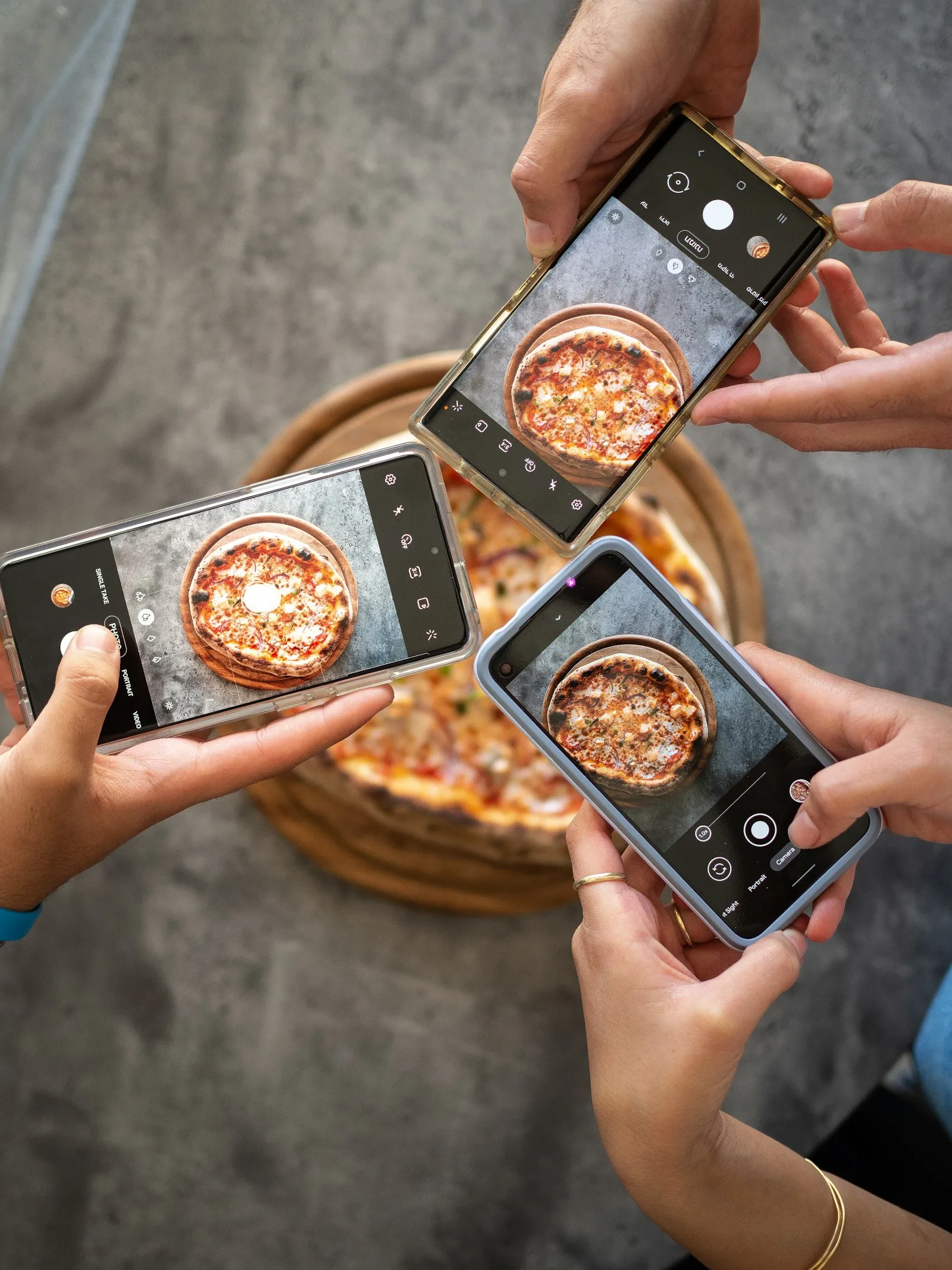 Gasten maken met hun telefoon een foto van een pizza